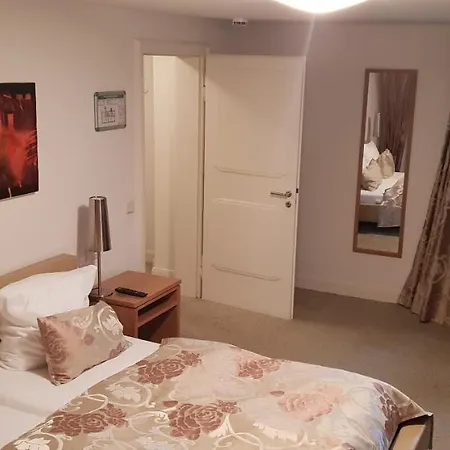 Zum Simonbraeu 酒店