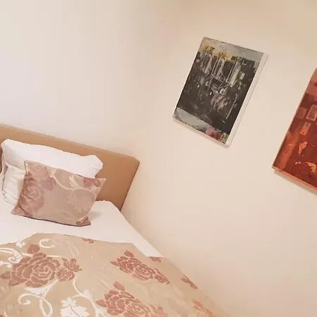 Zum Simonbraeu 酒店 *